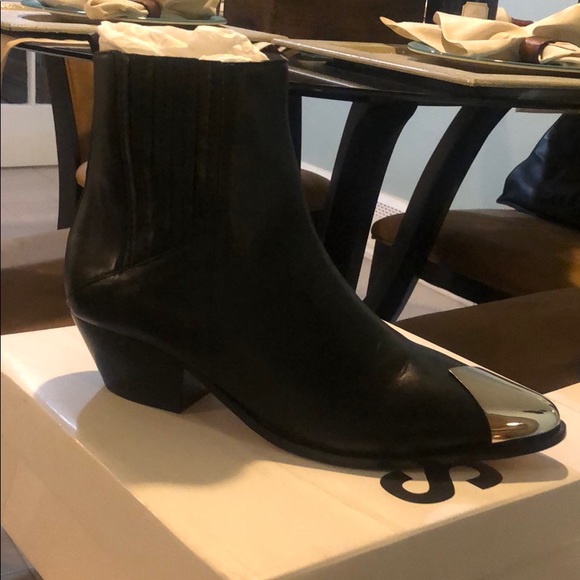 Schutz Luccyen cap toe bootie. BRAND NEW - Picture 3 of 6